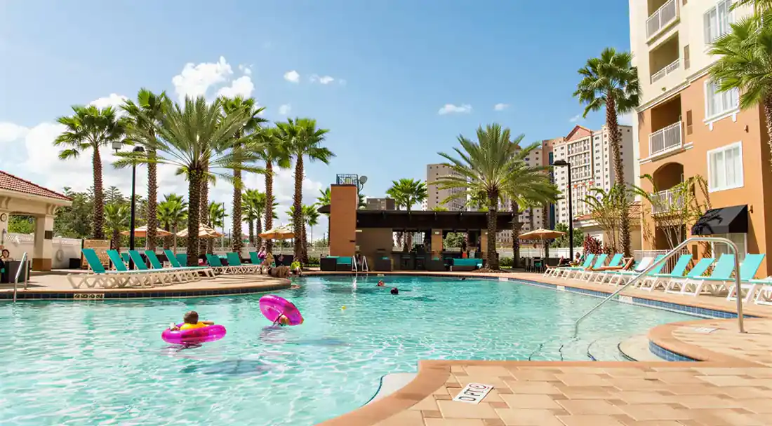 Resort com piscina e palmeiras em Orlando